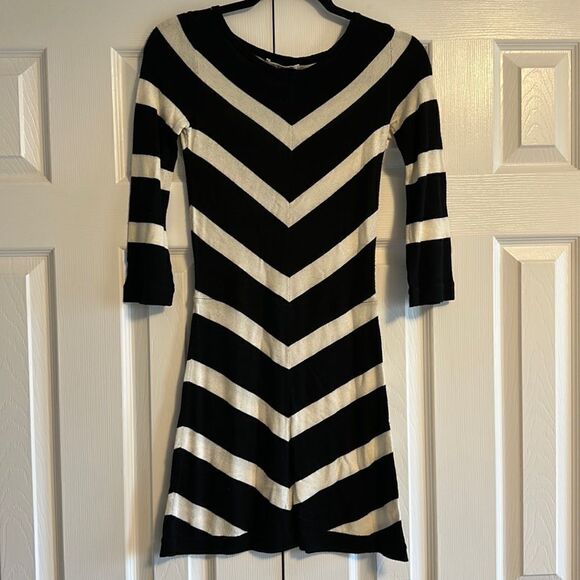 Alice + Olivia Dresses & Skirts - Alice & Olivia Women’s Black & White V Striped Sweater Festive Season Dress XS
